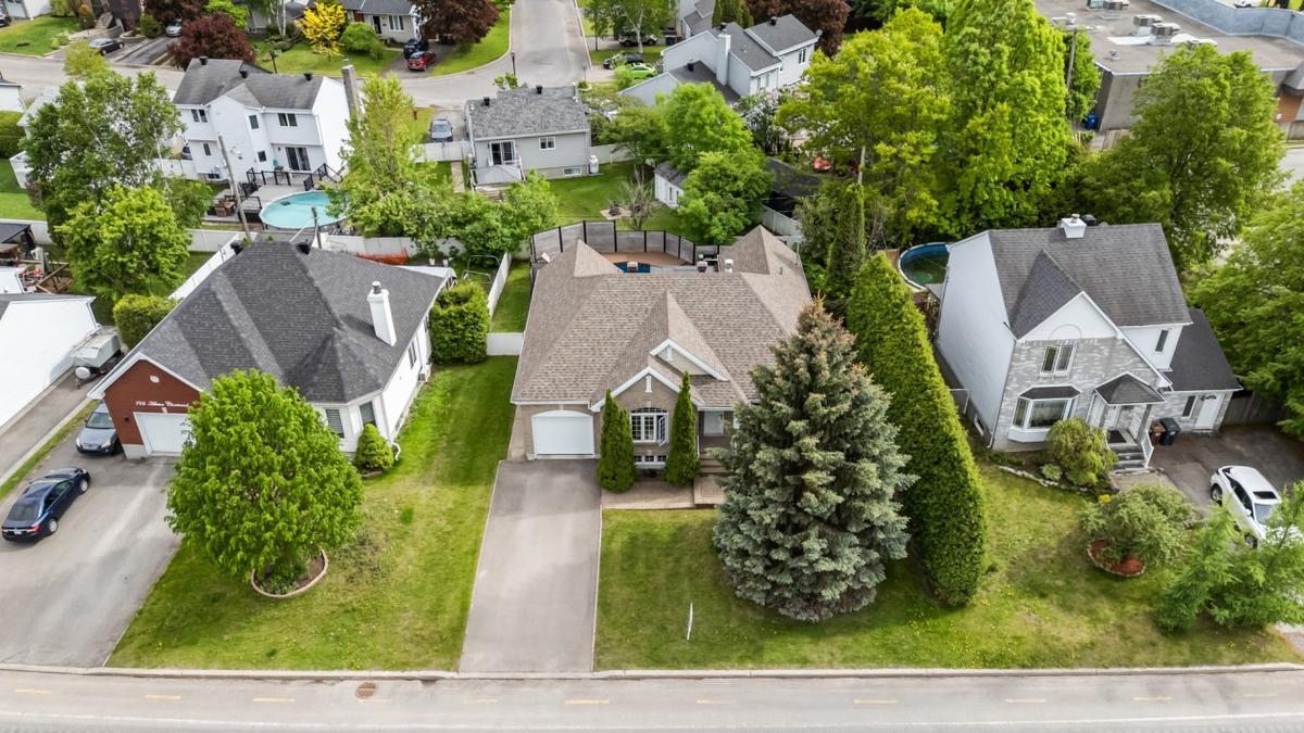 Vue aérienne de la propriété et du quartier