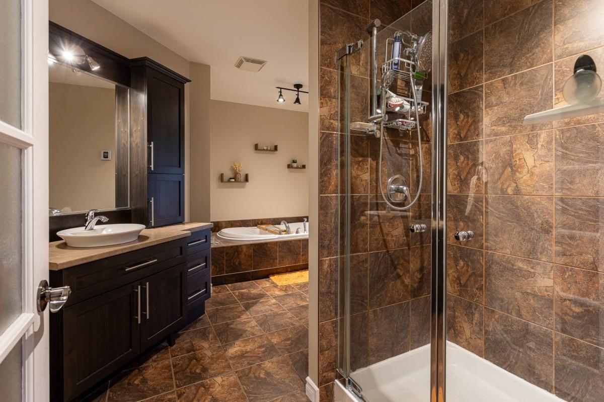 Salle de bain attenante à la chambre principale