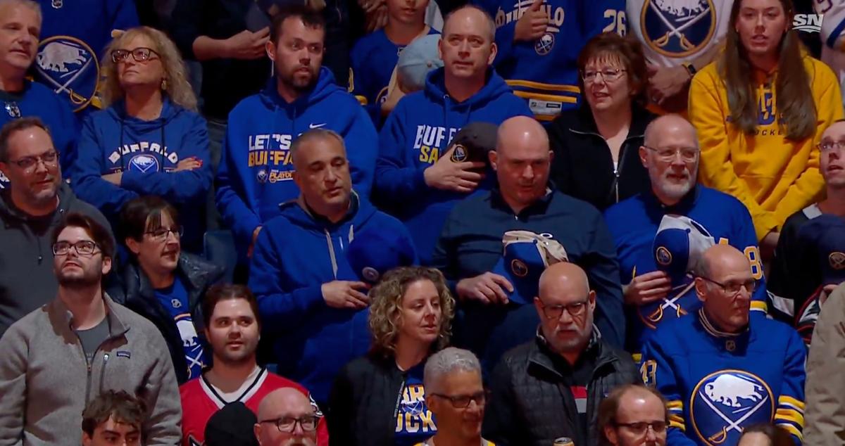Partisans de Buffalo chantant l'hymne du Canada