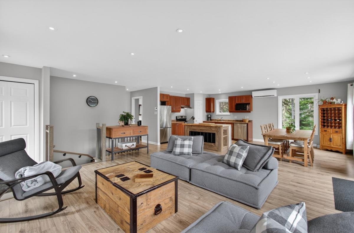 Intérieur lumineux du chalet