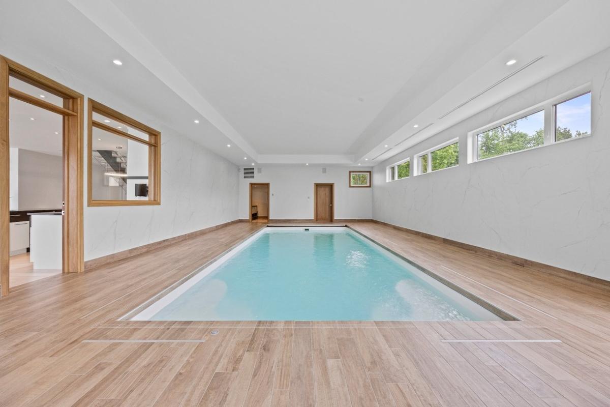 Piscine intérieure avec vue sur le fleuve
