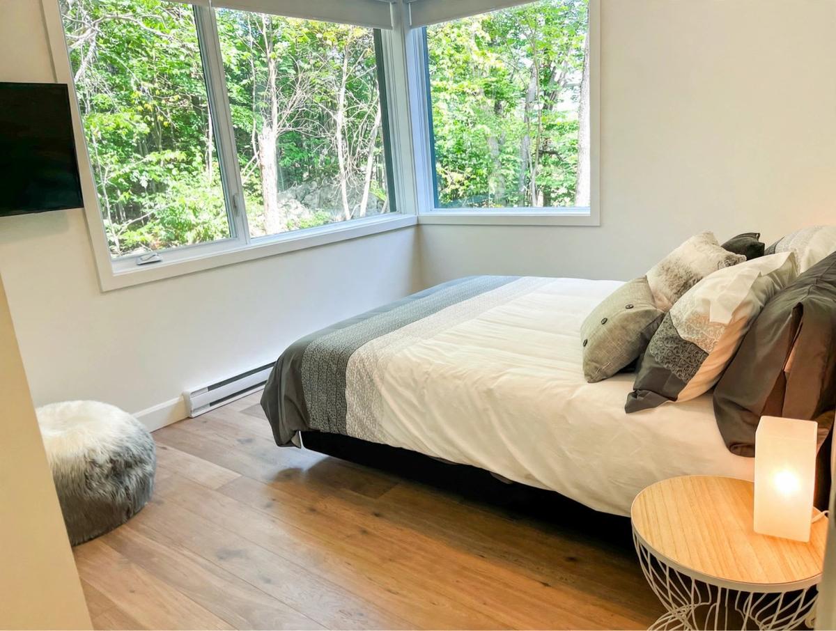 Chambre principale avec vue sur la forêt