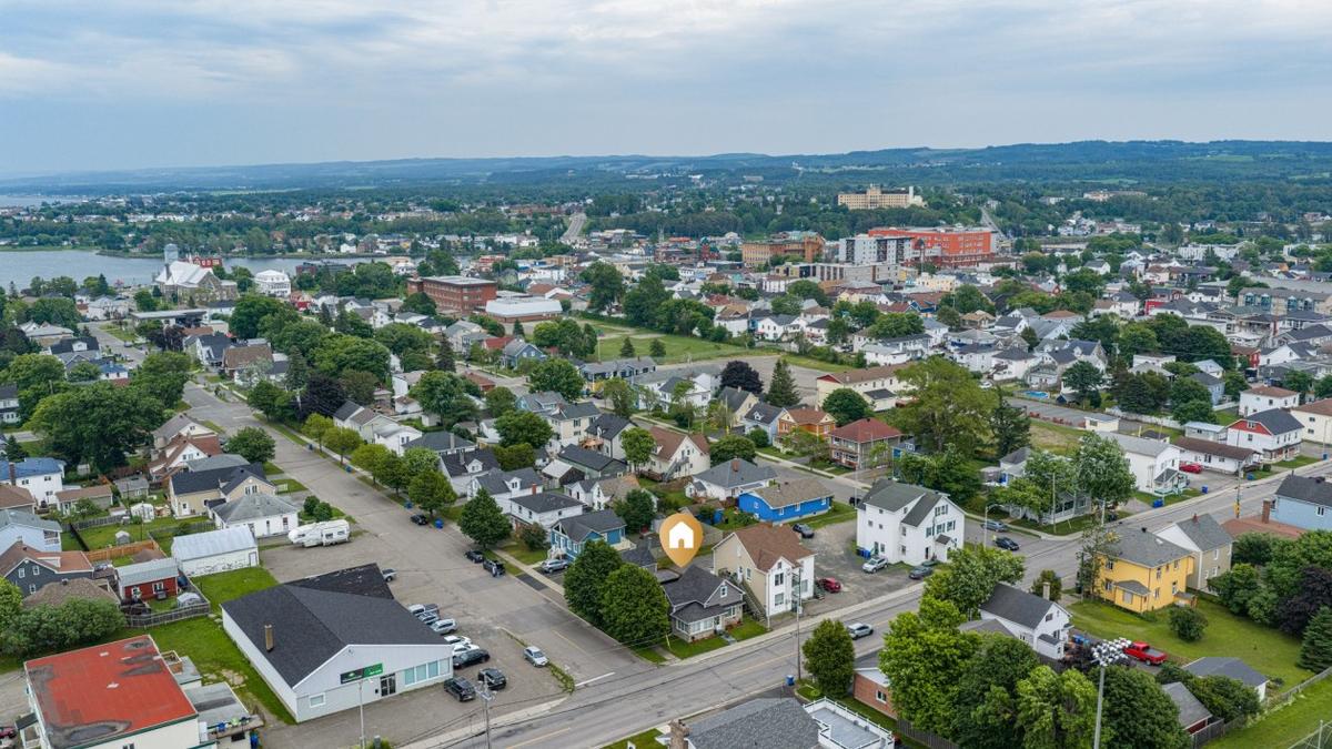 Vue aérienne élargie du secteur résidentiel