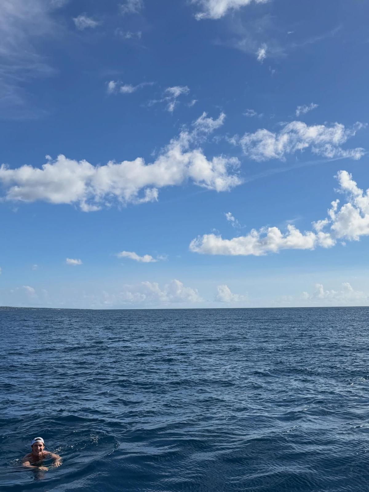 Justin Trudeau nage dans la mer