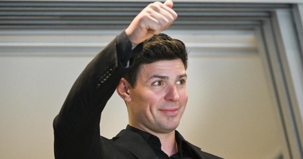 Carey Price pouce en l'air en chemise noire