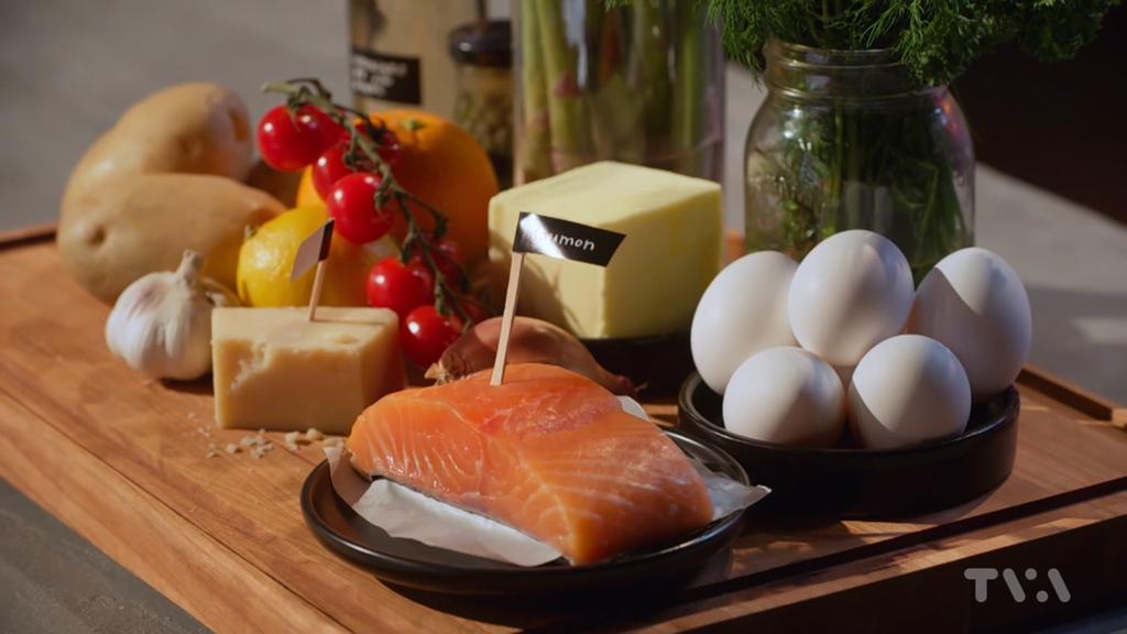 ingredients pour faire un saumon, sauce hollandaire, oeufs