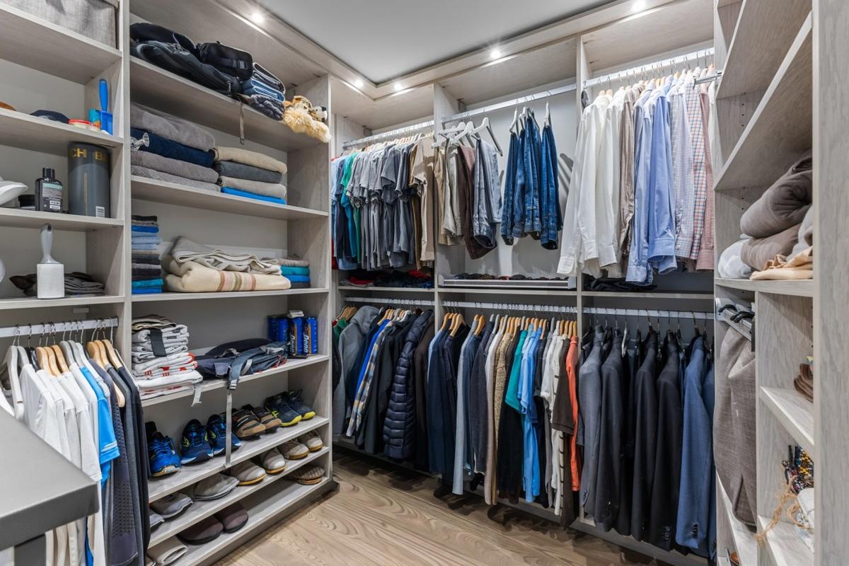 Le grand walk-in de la chambre principale