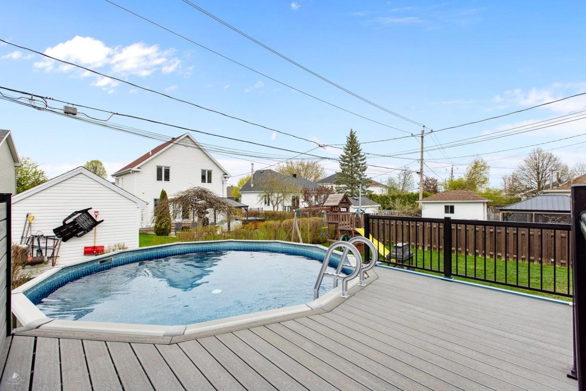 La piscine et l'aménagement extérieur
