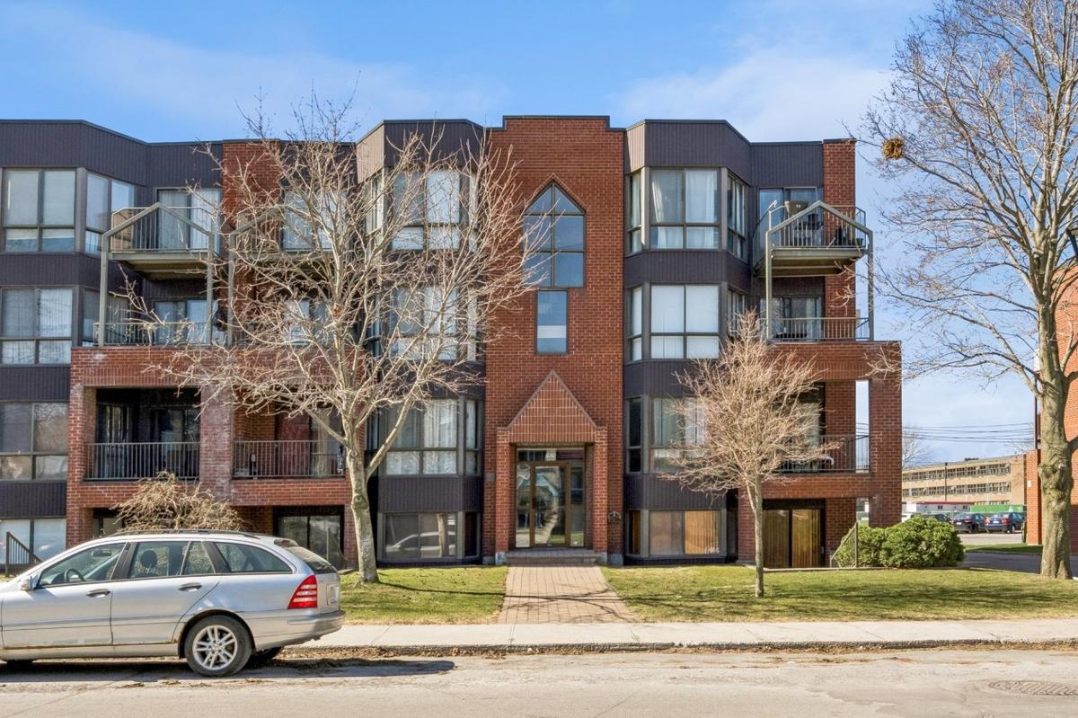 Façade du condo dans un environnement paisible