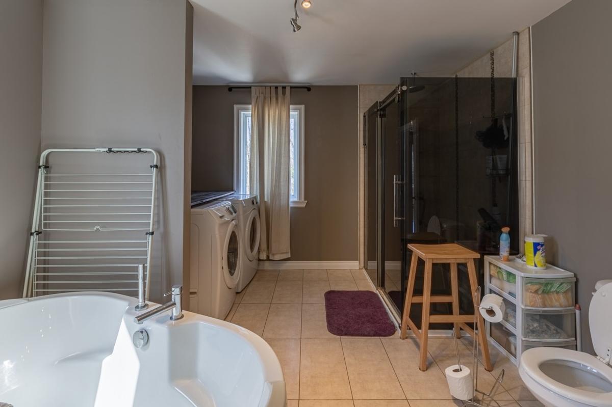 Vanité et rangement de la salle de bain