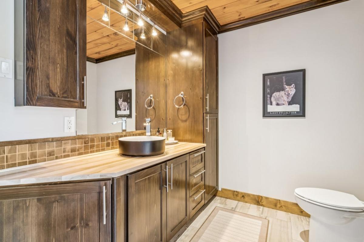 La salle de bain attenante