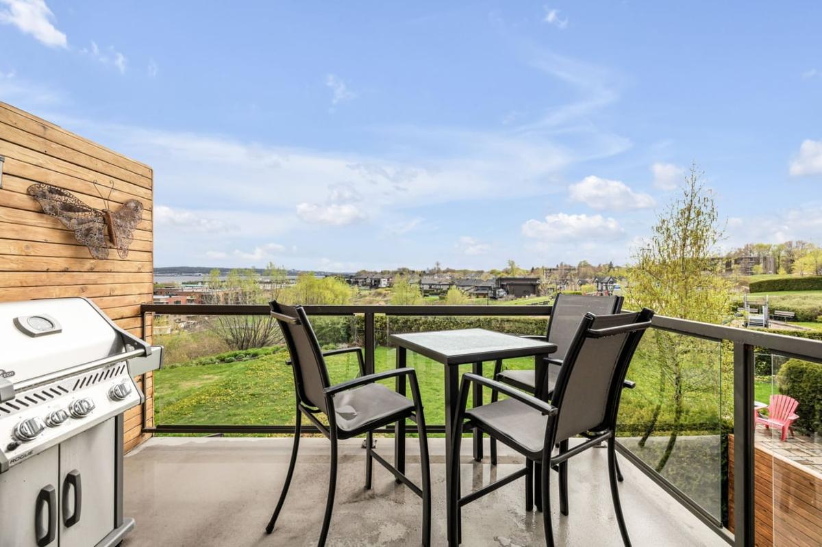 Balcon avec panorama fluvial