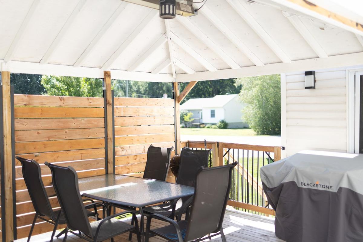 Détail de la terrasse avec vue sur la cour