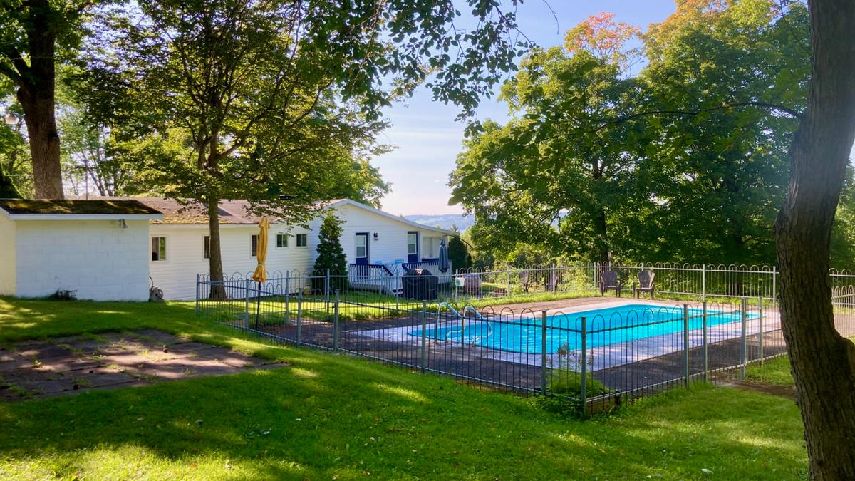 La piscine creusée au cœur du terrain