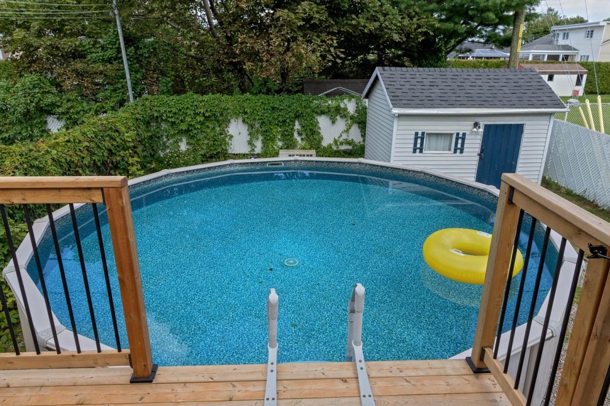 La piscine dans la cour ensoleillée