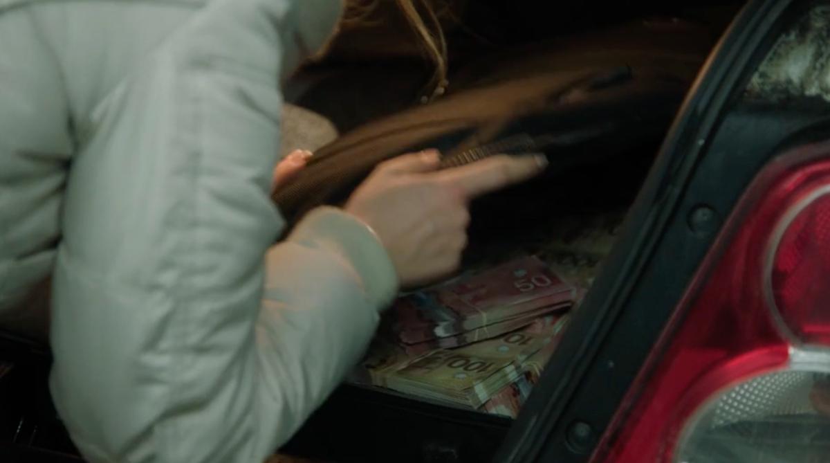 Karine Séguin découvre deux valises pleines d'argent dans Antigang