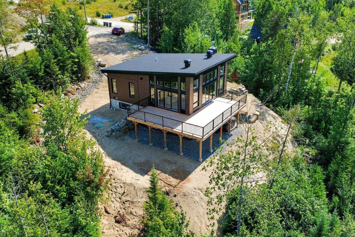 La propriété vue depuis les airs, nichée dans la verdure