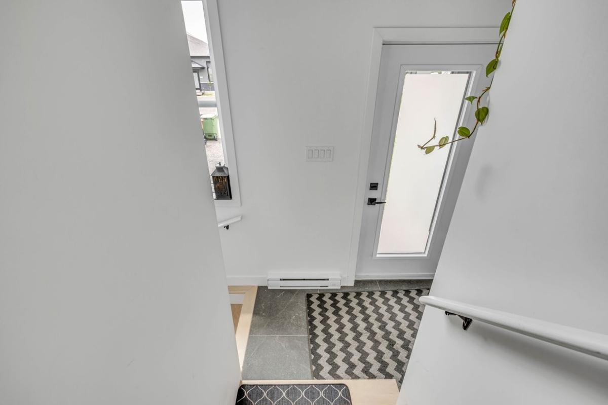 Vue du vestibaire et de l'escalier