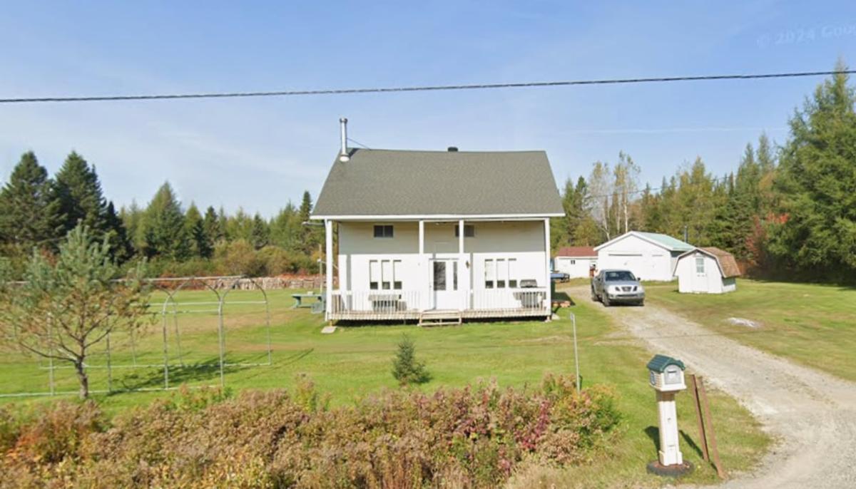 Vue extérieure de la propriété sur la route 204