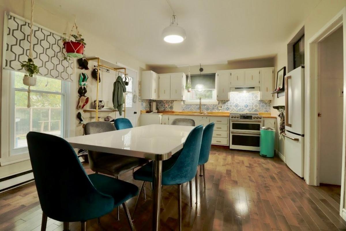 Salle à manger ouverte et lumineuse