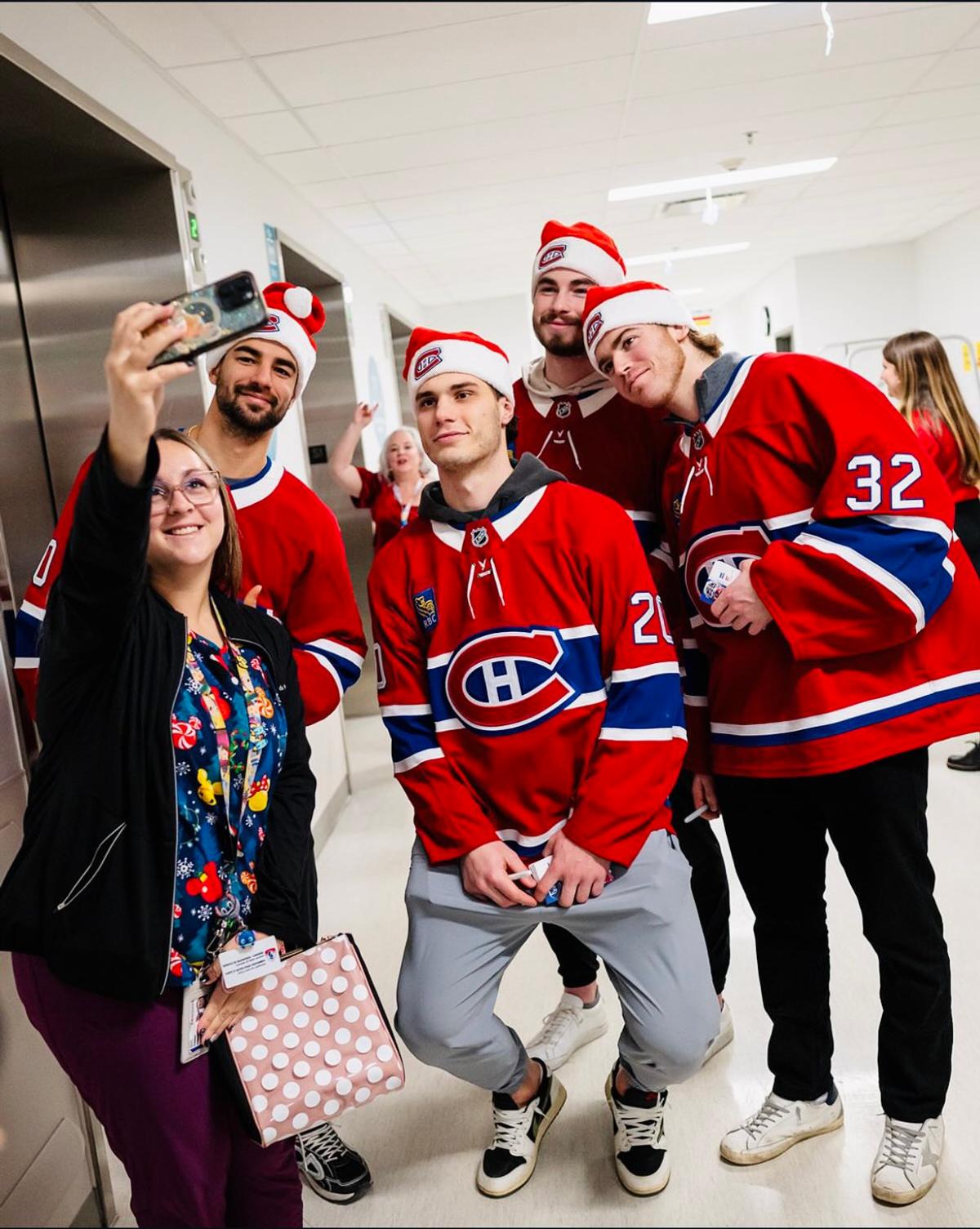 Les joueurs du Canadien pendant la visite des hôpitaux