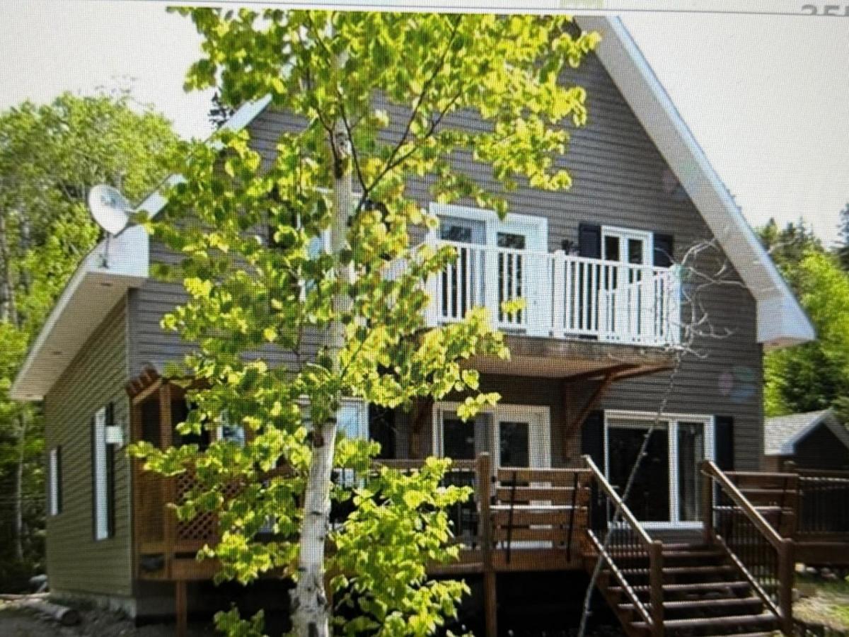 Façade de la résidence au bord du lac