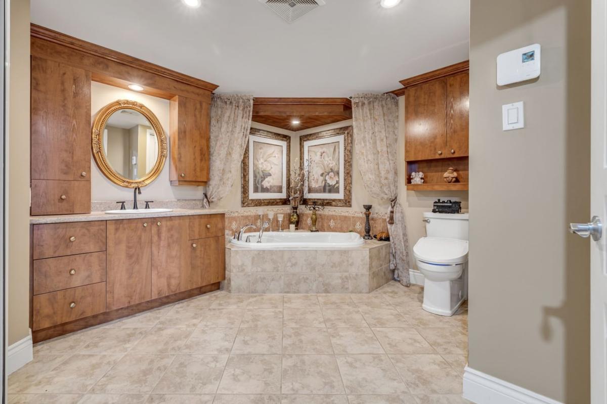 Salle de bain avec douche indépendante