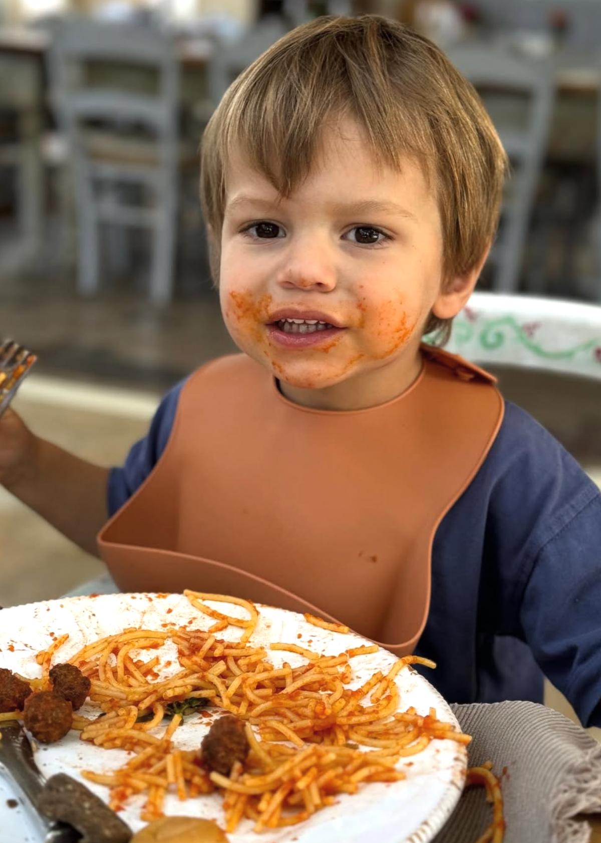 fils de Ludovick Bourgeois qui mange des pâtes