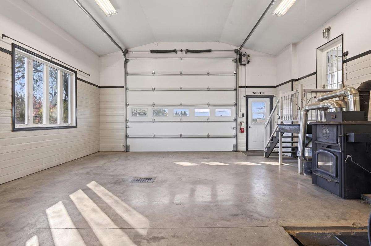 Le garage et son plafond élevé