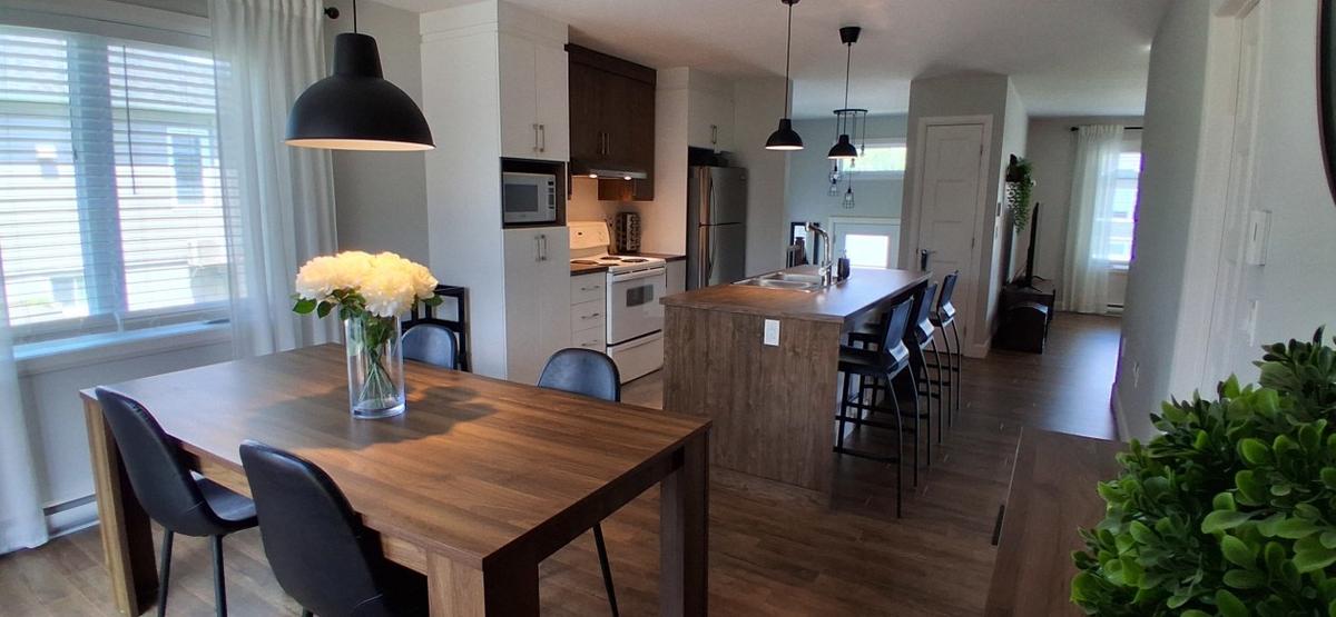 Cuisine moderne aux tons clairs
