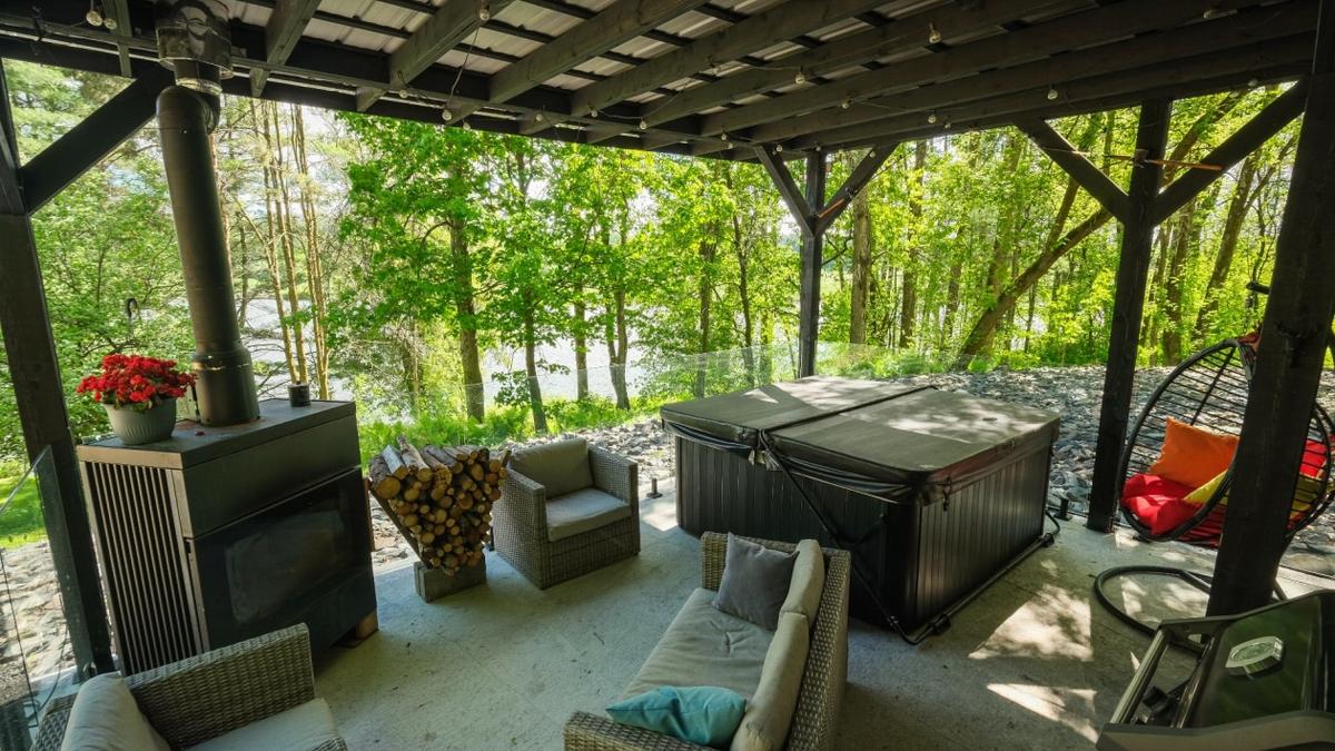 Grande terrasse avec vue sur la rivière