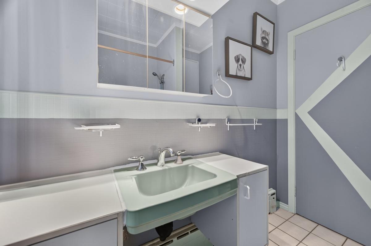 Salle de bain avec douche