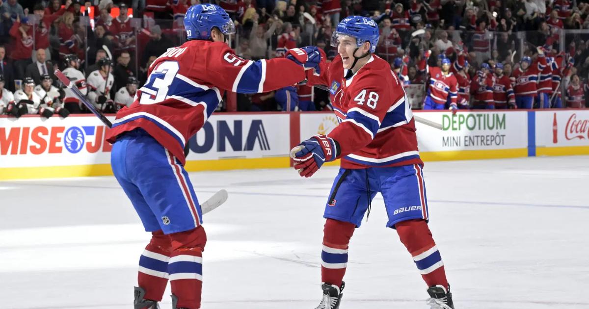 Ivan Demidov et Lane Hutson célèbrent