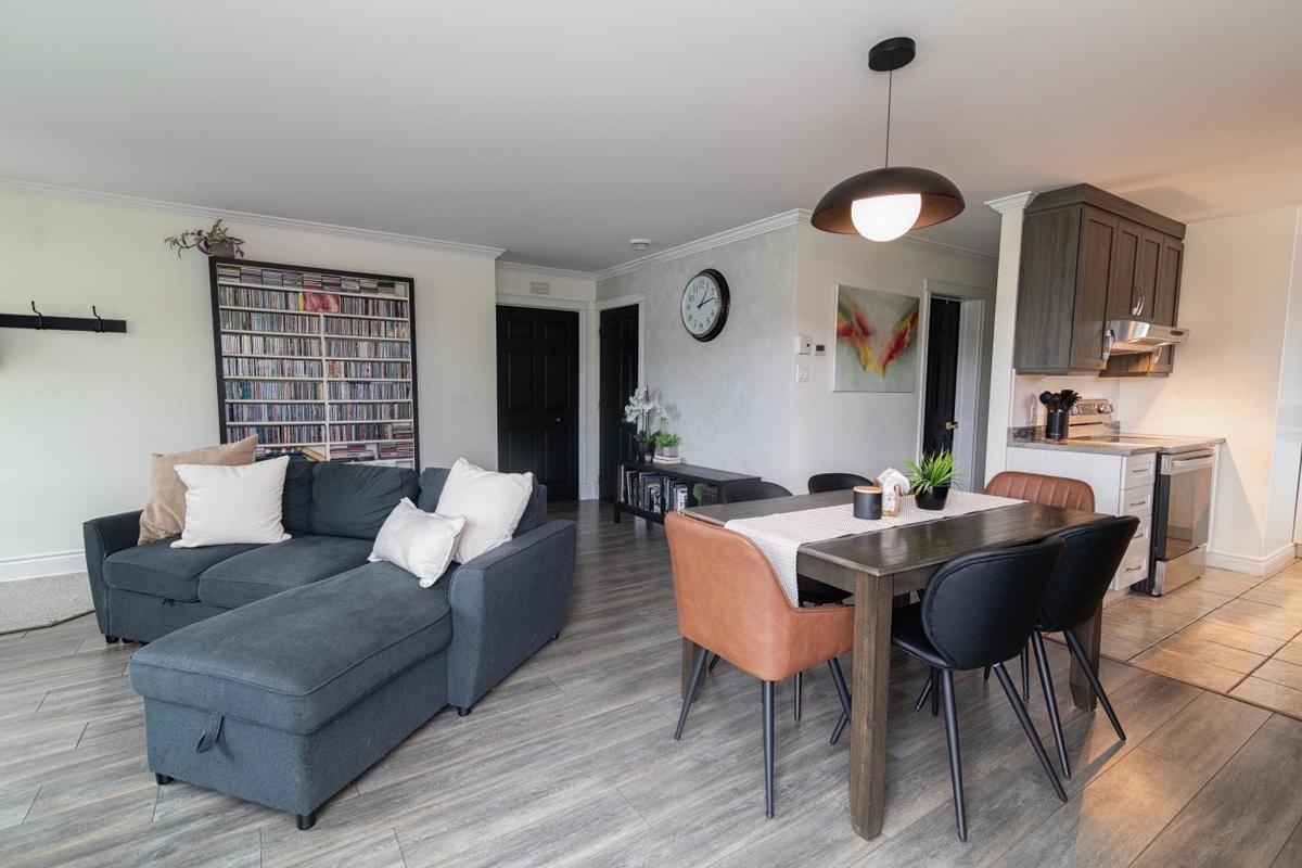 Le salon, lumineux et accueillant