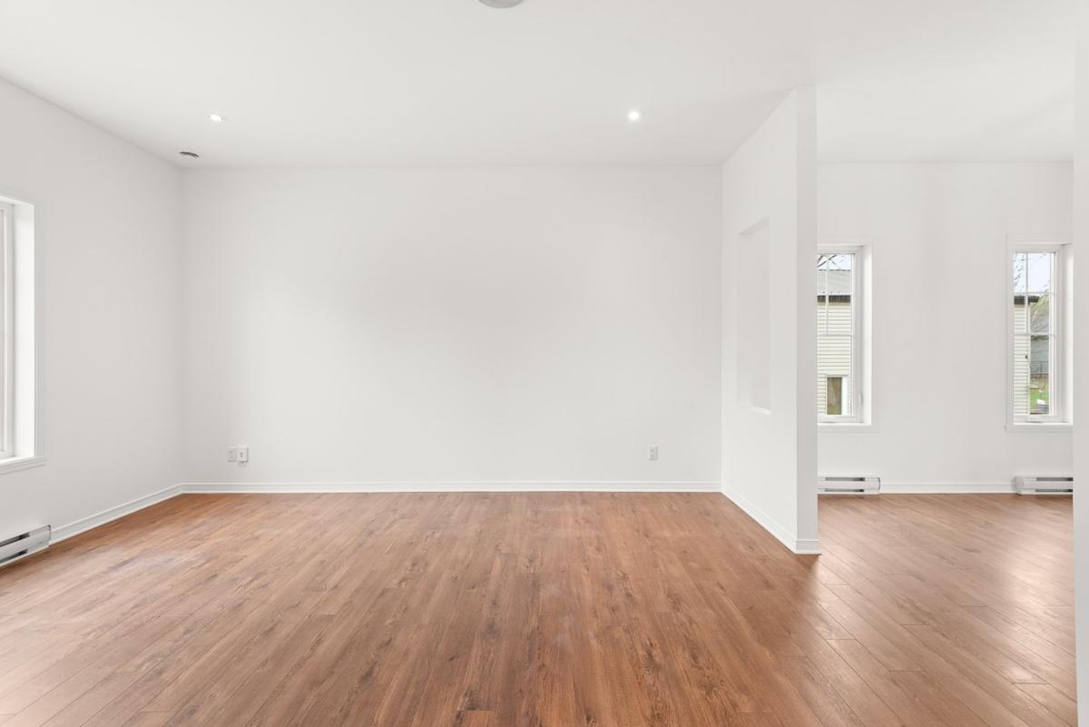 Le salon, chaleureux et spacieux