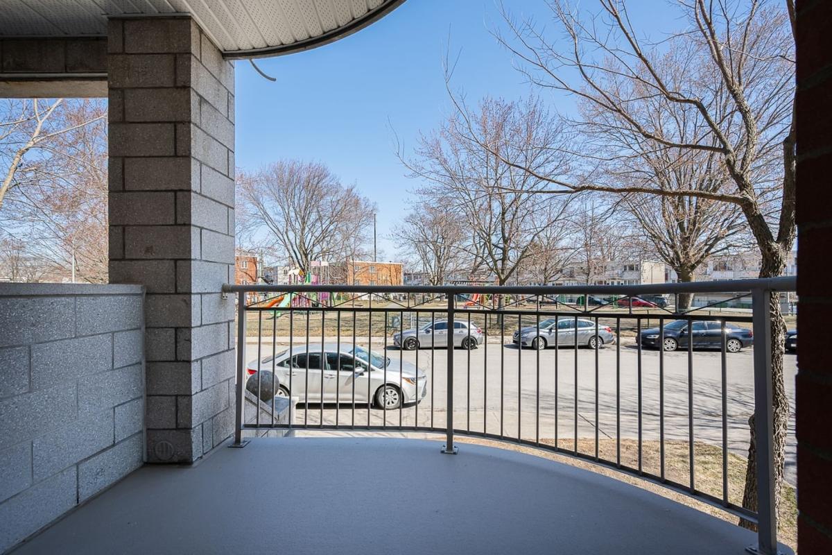 Premier balcon avec vue sur le quartier