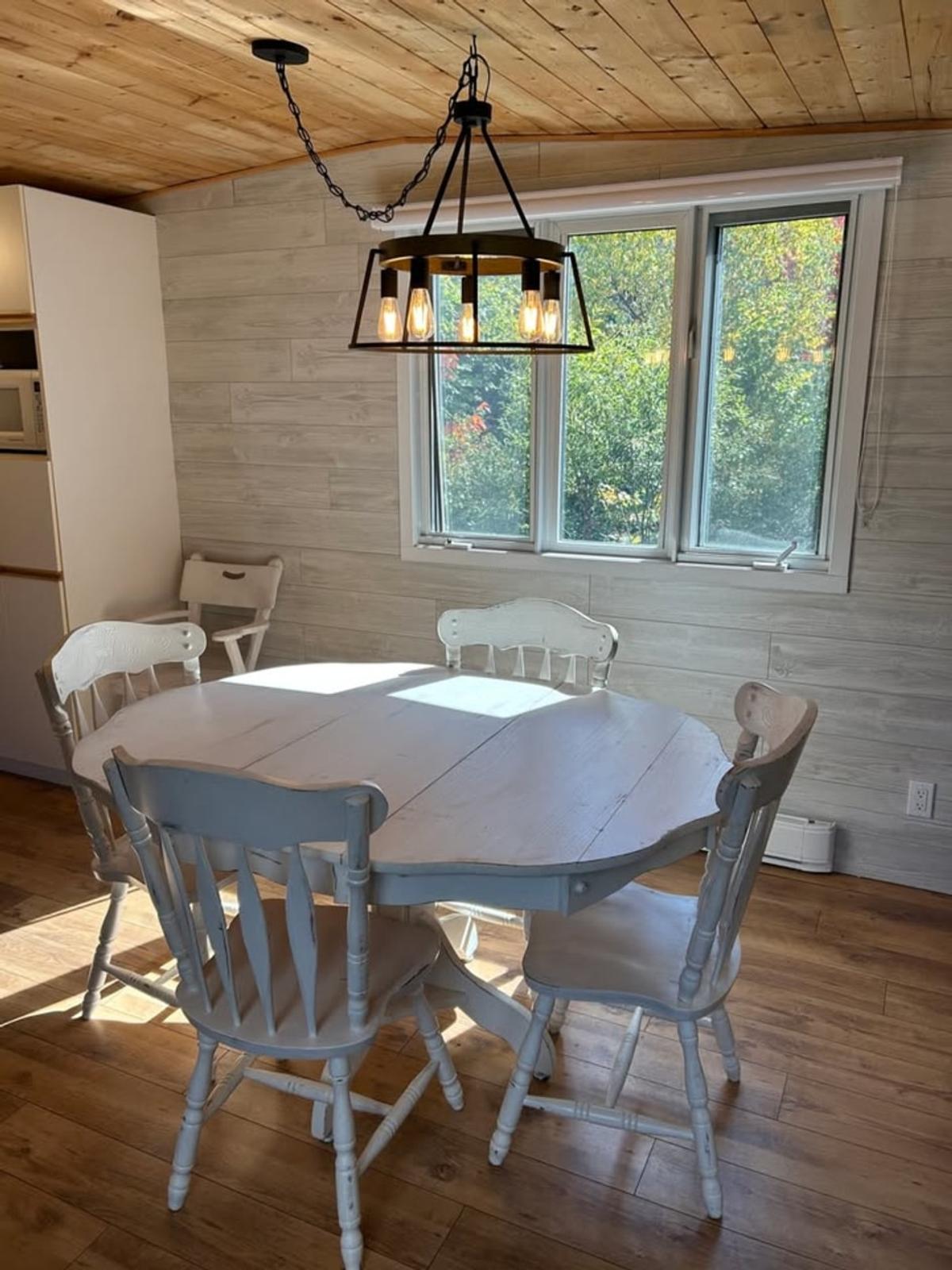 Intérieur du chalet avec espace de vie