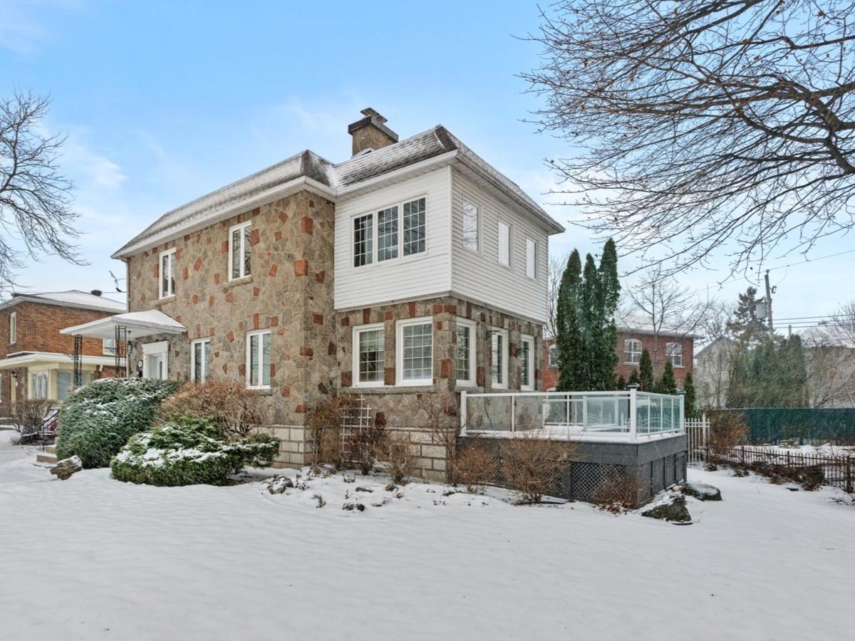 Lumineuse et généreuse : une maison d'époque à Lachine avec vue sur l'eau et cinq chambres pour la famille