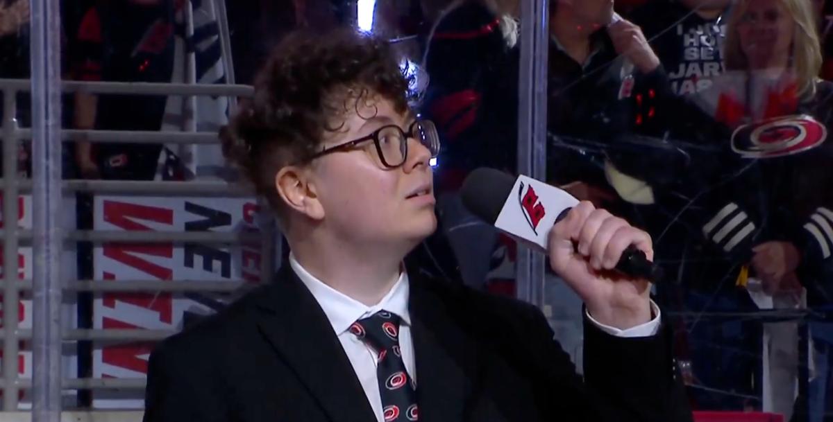 Mason Greer interprète l'hymne national canadien à Raleigh