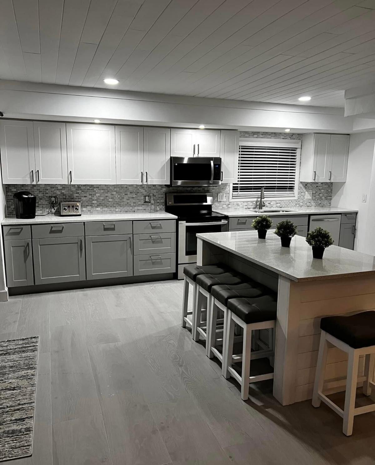 Cuisine spacieuse avec îlot central