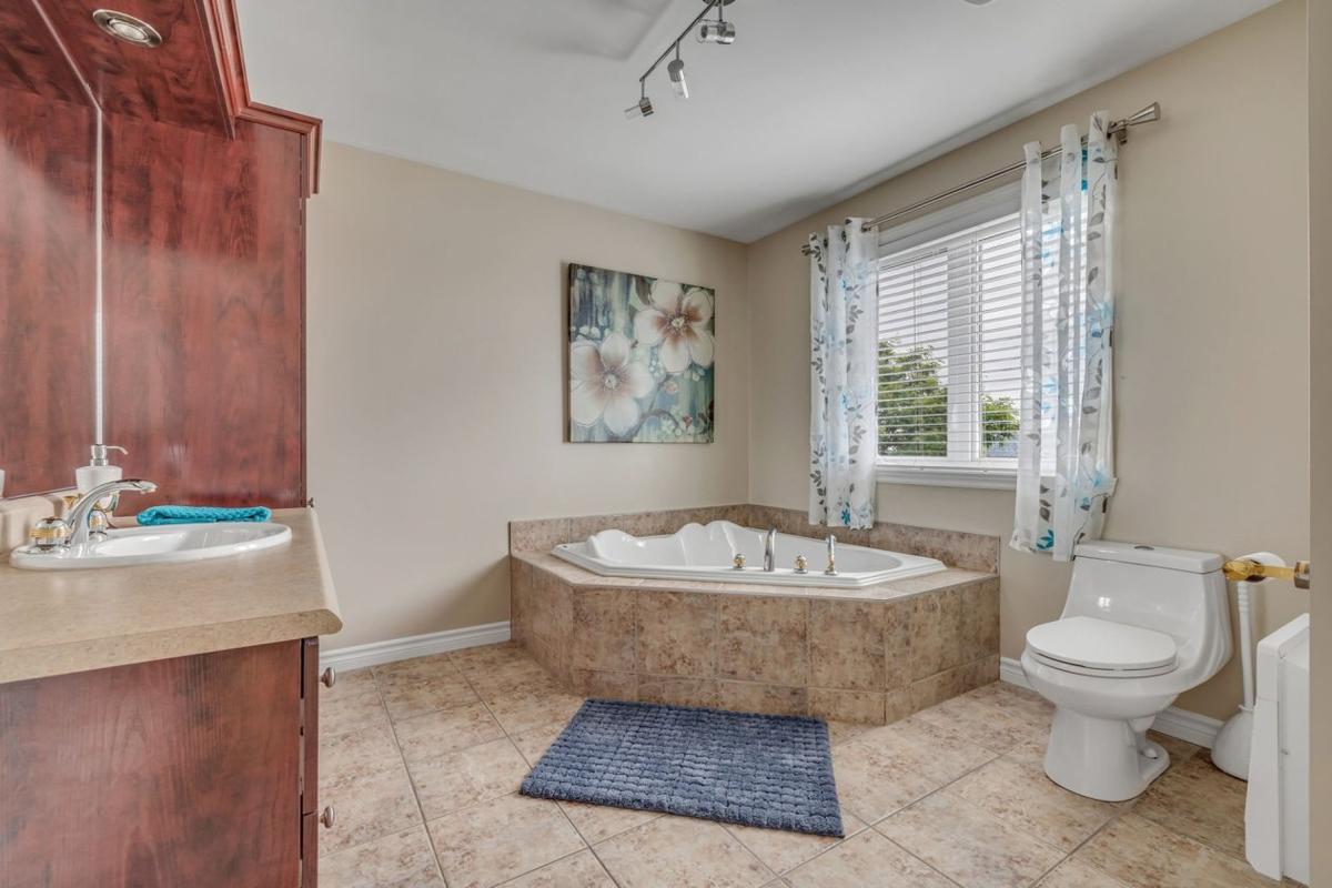 Vue complémentaire de la salle de bain