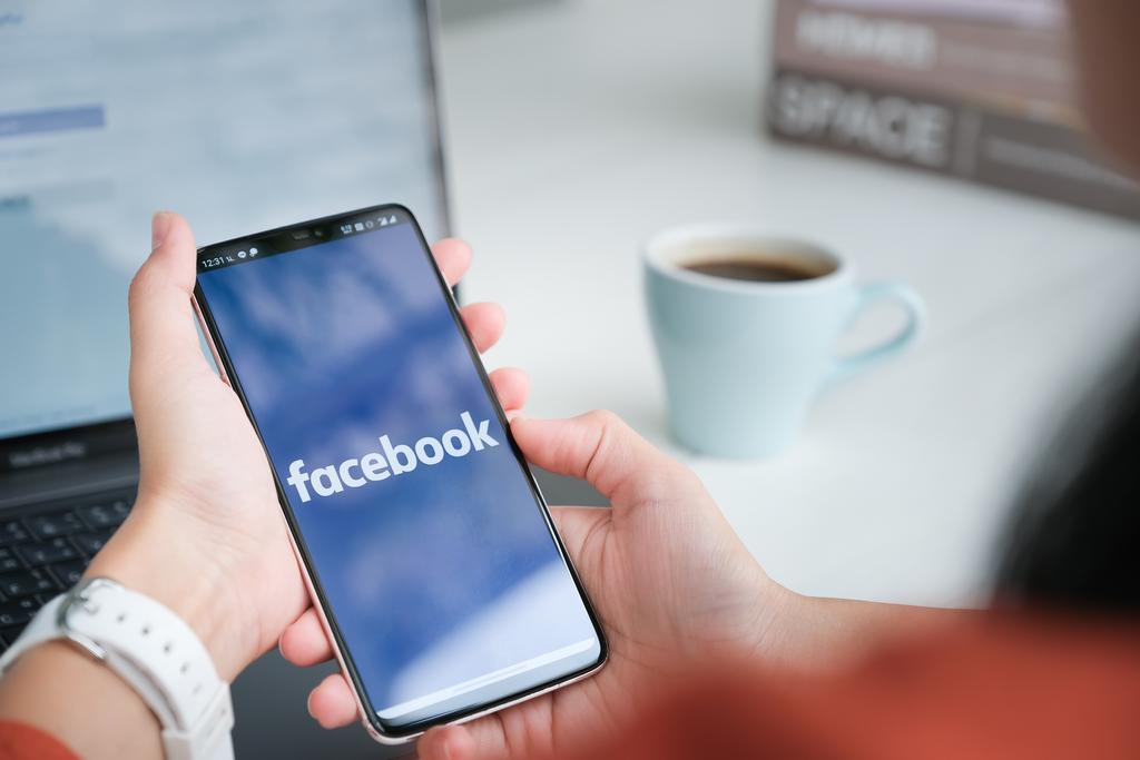 Telephone affichant le logo Facebook
