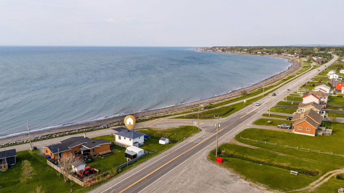 Vue aérienne de la propriété face au fleuve