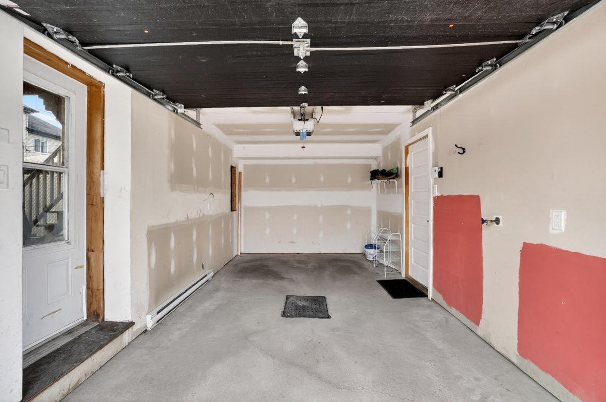 Le garage attaché et chauffé