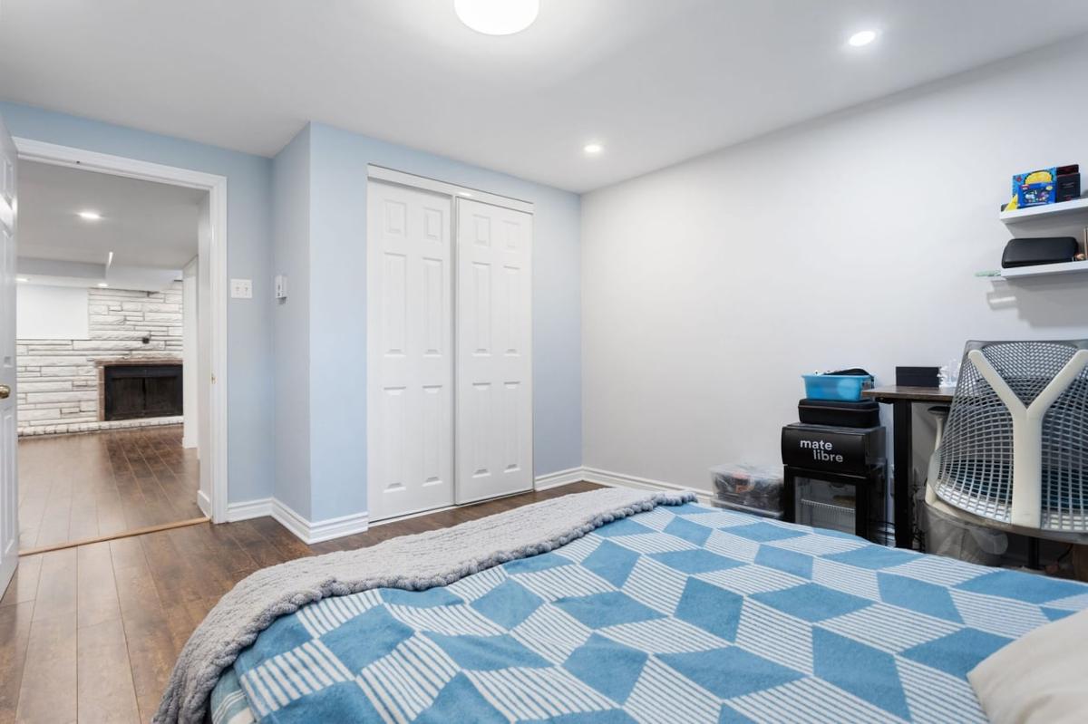 Chambre au décor chaleureux