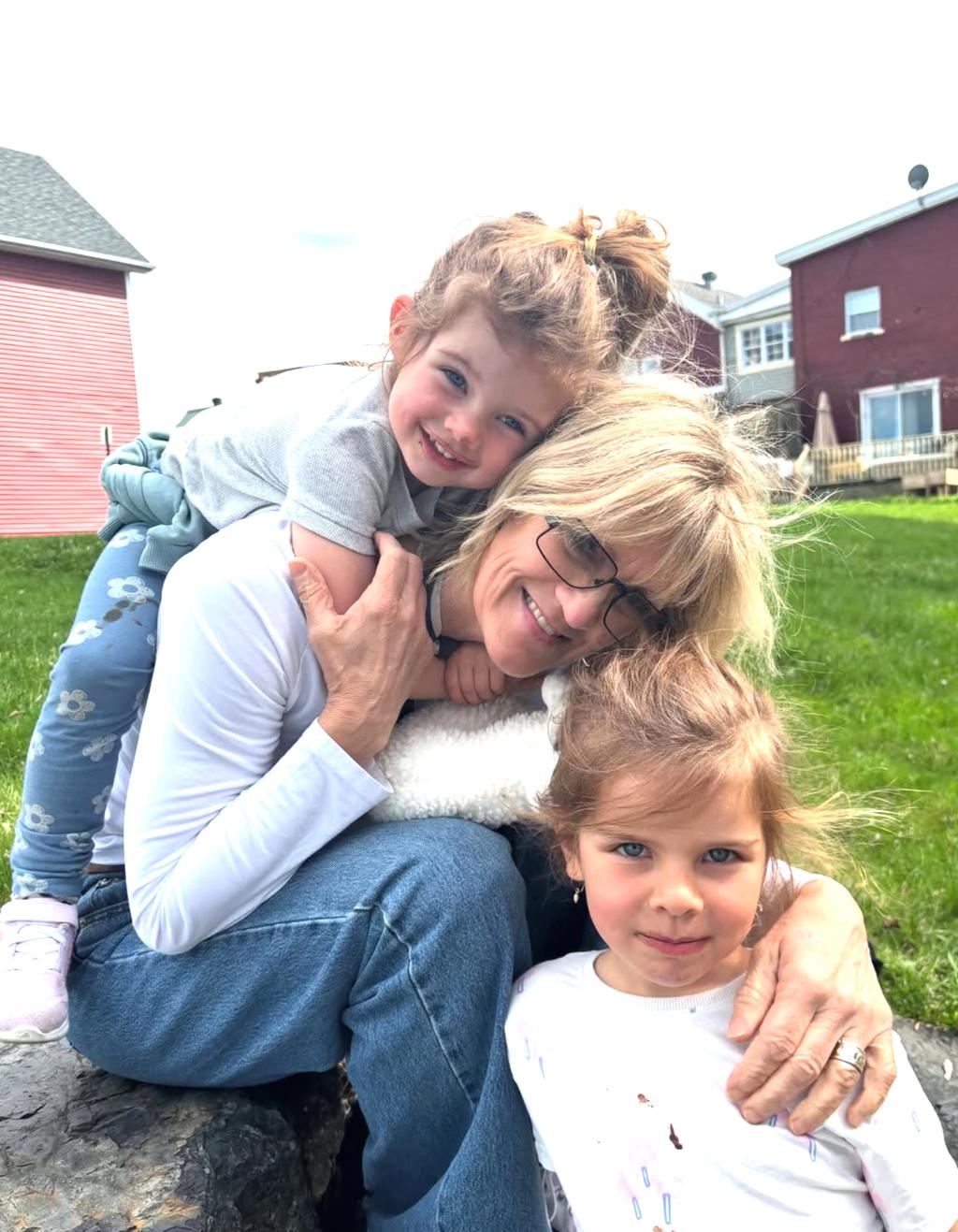Josée Deschênes avec ses petits enfants