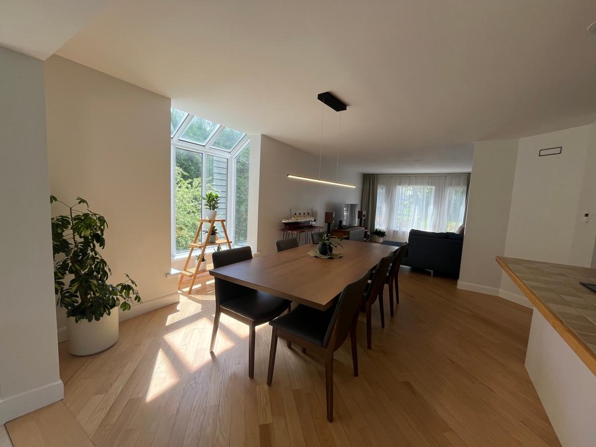 Salle à manger ouverte sur le séjour