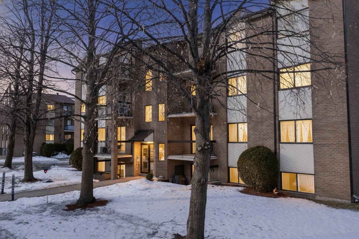 Façade de l'immeuble dans un quartier verdoyant