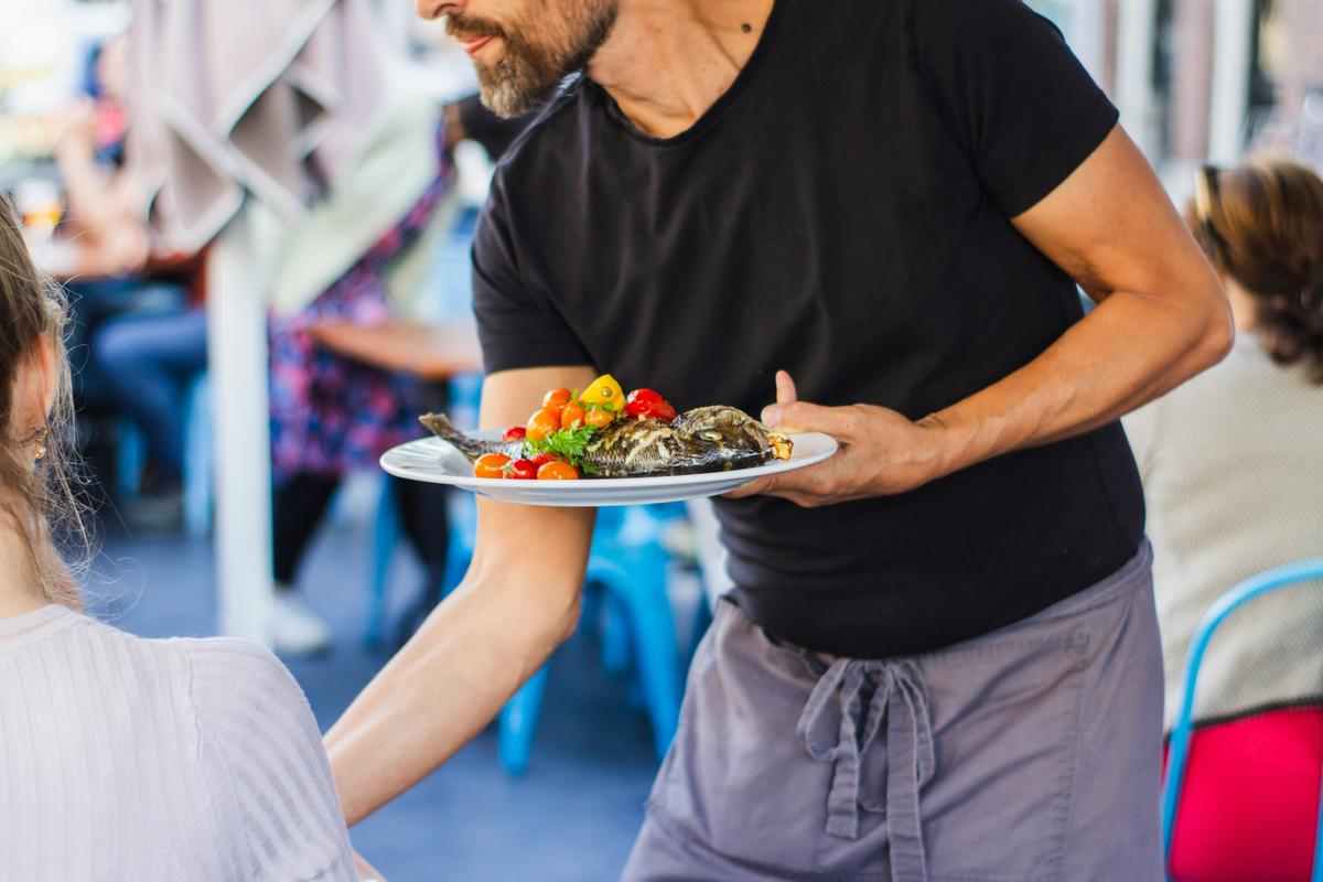 Louis Hansel - Unsplash, serveur de restaurant