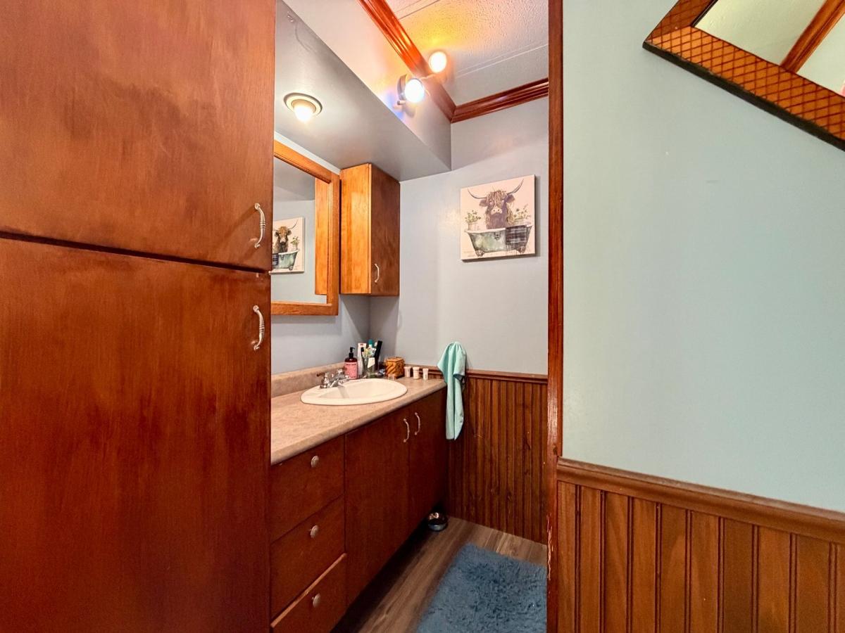Salle de bain avec douche